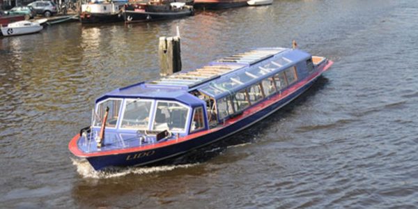 Maak een rondvaartboot over de Amsterdamse grachten