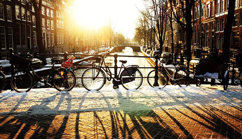 Amsterdamse grachten in de winter. Bekijk onze top 5 bezienswaardigheden in Amsterdam tijdens de kerstvakantie!