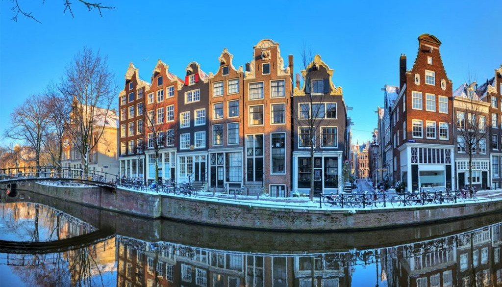 Varen op de Amsterdamse grachten in de winter