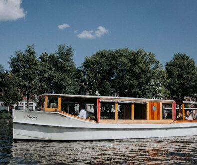 Salonboot Marjet uit 1929 in Amsterdam