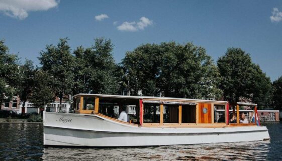 Salonboot Marjet uit 1929 in Amsterdam