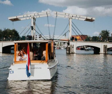 Een 60-jarige verjaardag vieren op een salonboot: wat komt er allemaal bij kijken?