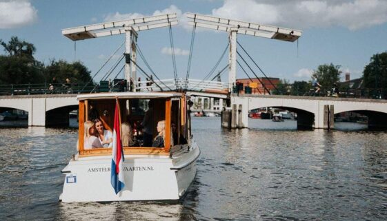 Een 60-jarige verjaardag vieren op een salonboot: wat komt er allemaal bij kijken?