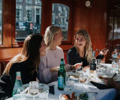 Netwerkborrel op een salonboot: vergaderen en borrelen in één tocht