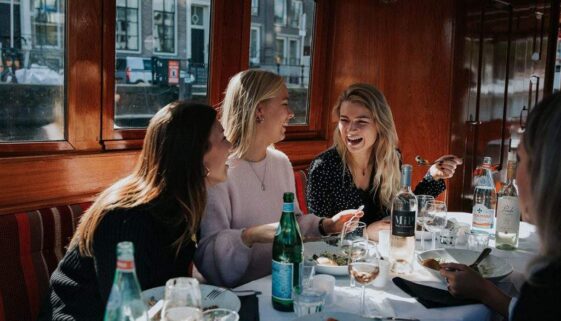 Netwerkborrel op een salonboot: vergaderen en borrelen in één tocht