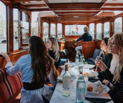 Amsterdam Boat Rental & Hire: Waarom u de stad pas echt ziet vanaf uw eigen dek