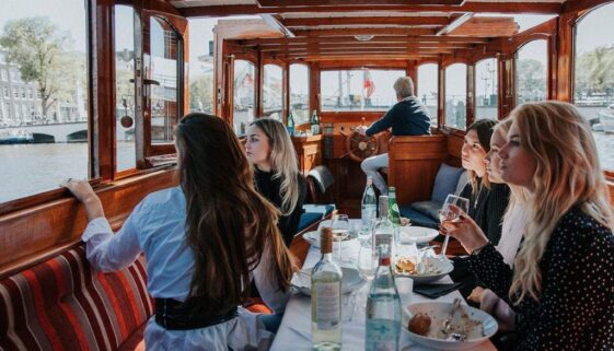 Amsterdam Boat Rental & Hire: Waarom u de stad pas echt ziet vanaf uw eigen dek