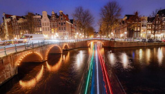 Varen op de grachten in elk seizoen Amsterdam